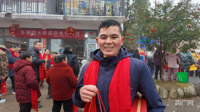 村民彭德良向记者讲述神山村的变化（央广网记者  郇康新  摄）