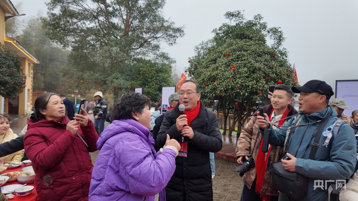 茅坪镇干部刘卫东为村民演唱歌曲（央广网记者  郇康新  摄）