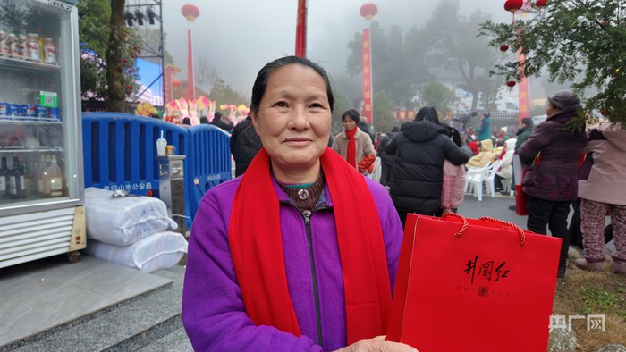 村民彭夏英向记者讲述神山村变化（央广网记者  郇康新  摄）