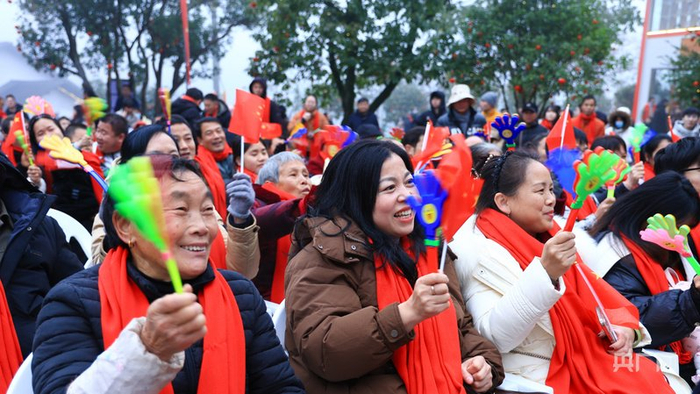 “村晚”现场一片欢声笑语（央广网记者  郇康新  摄）