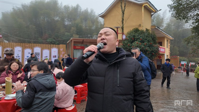 神山村党支部书记彭展阳演唱歌曲（央广网记者  郇康新  摄）