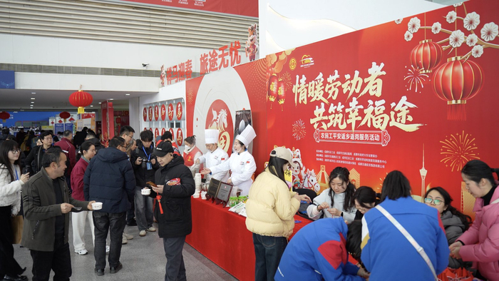 成都东站汽车客运站春运服务点。