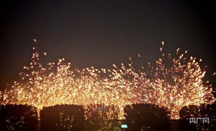 千年非遗“打铁花”首秀浦东陆家嘴（央广网记者  冯丽  摄）