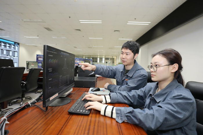 数据治理中心人员通过自研平台开展分析 杨军摄
