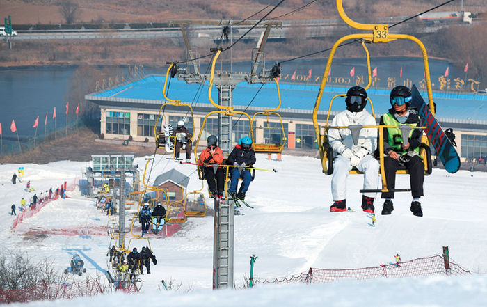 青岛金山滑雪场迎来大批滑雪爱好者（摄于1月13日）。王雷 摄