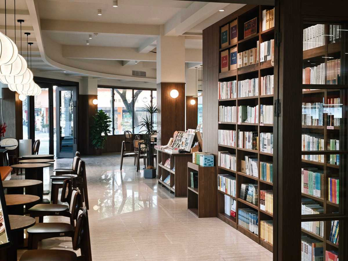 宁波三味书店奉化桥东岸路店。