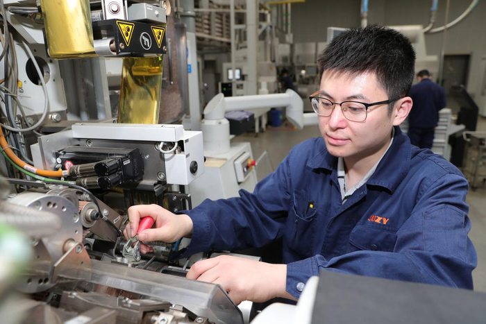 徐州卷烟厂卷包工段维修工黄坛检查设备故障 杨军摄