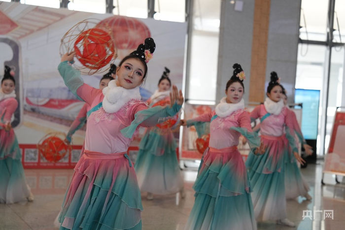 开封站上演“滚灯舞”等国家级非遗（央广网发  吴海鹏  摄）