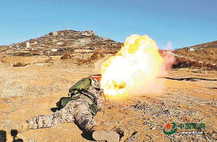 　　武警第一机动总队某支队组织实装训练。刘国栋 摄