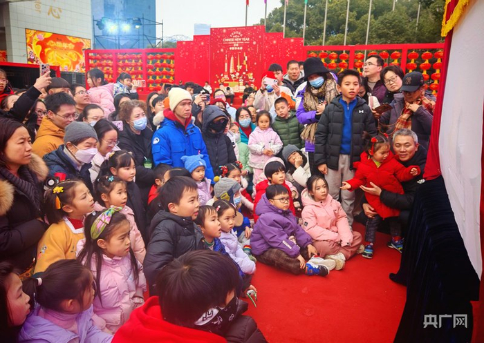 市民围坐观看非遗皮影戏（央广网记者  冯丽  摄）