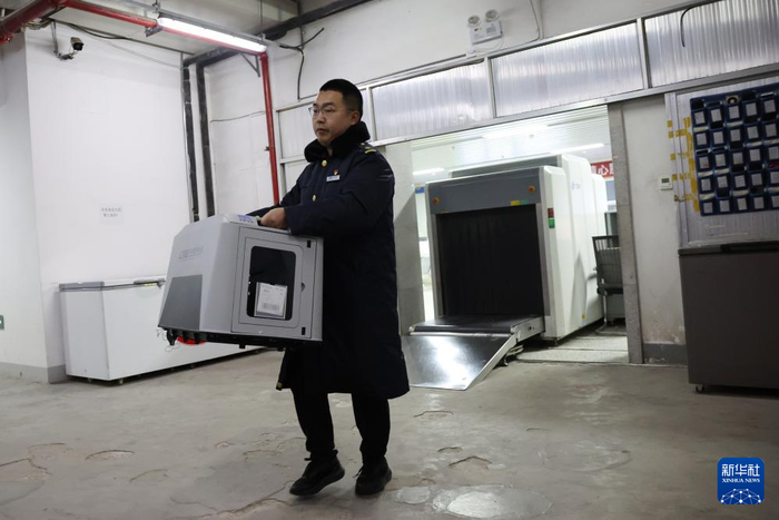 2月1日，中铁快运兰州西站营业部工作人员孙谦准备将高铁宠物运输专用箱搬到宠物交接区。新华社记者 陈斌 摄