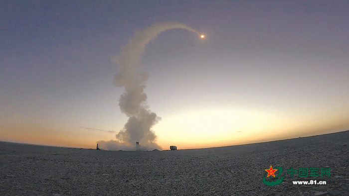 　　东部战区空军地导某旅导弹发射场景。杜绍秦摄