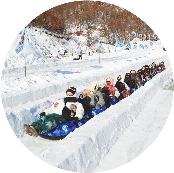 图为游客乘坐雪圈在抚顺县天女山森林雪道上滑行。 本报记者 孔凡博 摄