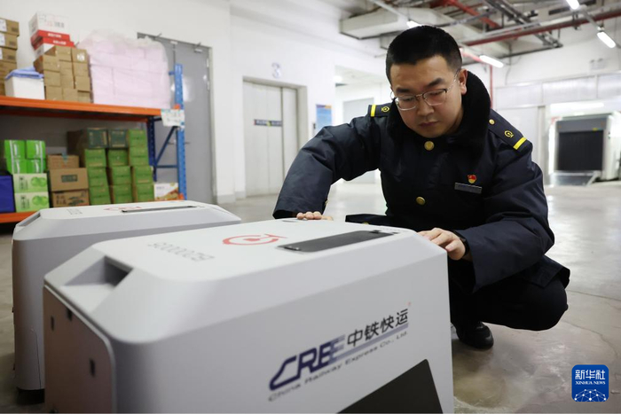 2月1日，中铁快运兰州西站营业部工作人员孙谦在检查高铁宠物运输专用箱。新华社记者 陈斌 摄