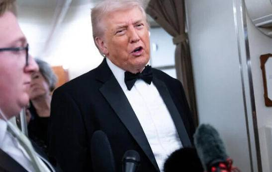 △美国总统特朗普1月31日在其专机“空军一号”上接受媒体采访。