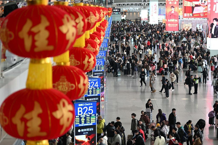 2026年2月2日，旅客在广州南站进站乘车。新华社记者 邓华 摄