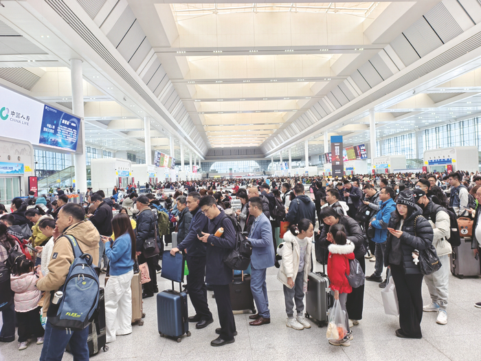     春运首日，南宁东站迎来大批出行旅客。