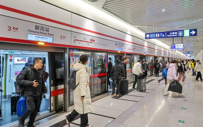 旅客从北京地铁3号线朝阳站下车后，准备去往火车站乘车。新京报记者 王贵彬 摄