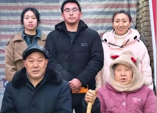 ▲胡龙与亲生父母、妹妹团聚