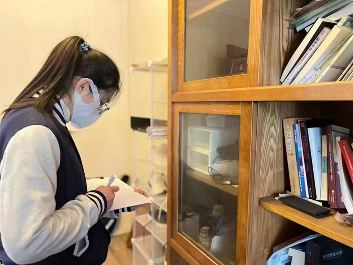 　　这是整理收纳师在整理收纳前进行测量记录工作。新华社发