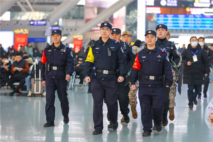 2月2日，在青岛火车北站候车厅，青岛北站派出所民警进行巡逻。张鹰 摄