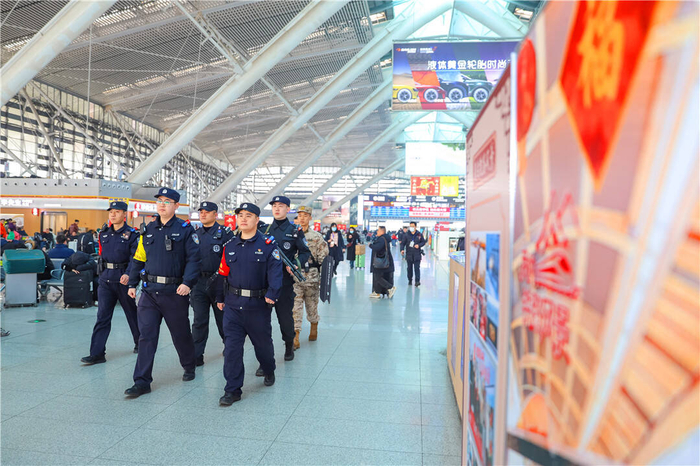 2月2日，在青岛火车北站，青岛北站派出所民警、辅警在候车室执勤巡逻。张鹰 摄