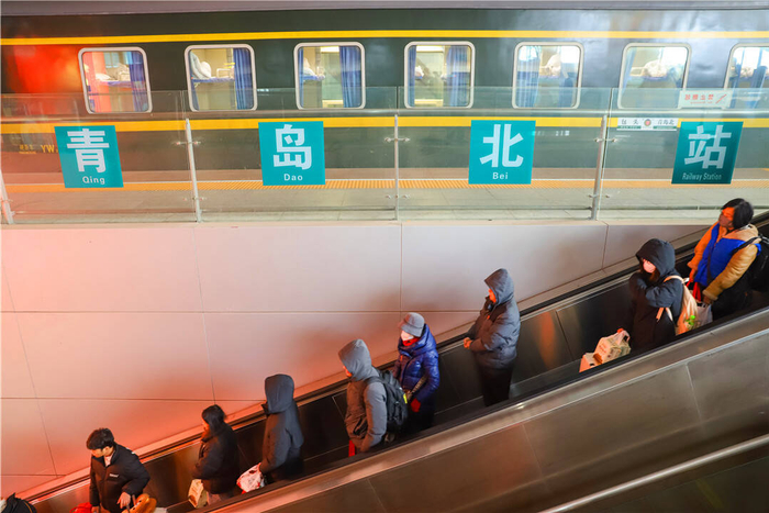 2月2日，旅客到达青岛火车北站。张鹰 摄