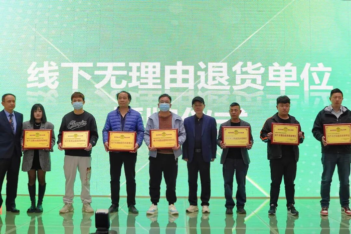 组织企业和商家参与线下无理由退货承诺活动。福州市消委会供图