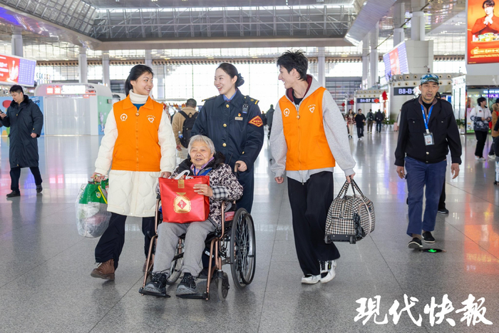 南京南站-青年志愿者服务旅客出行