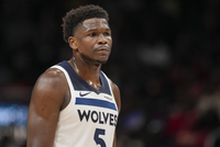 华子心态崩了！纳兹·里德拼下后场篮板 随后运到自己脚上失误