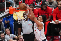 打得很努力！科比·桑德斯半场5中4高效拿下9分3篮板