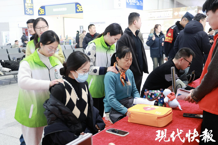 徐州东站-青年志愿者为旅客提供推拿按摩、血压测量、急救科普等公益服务