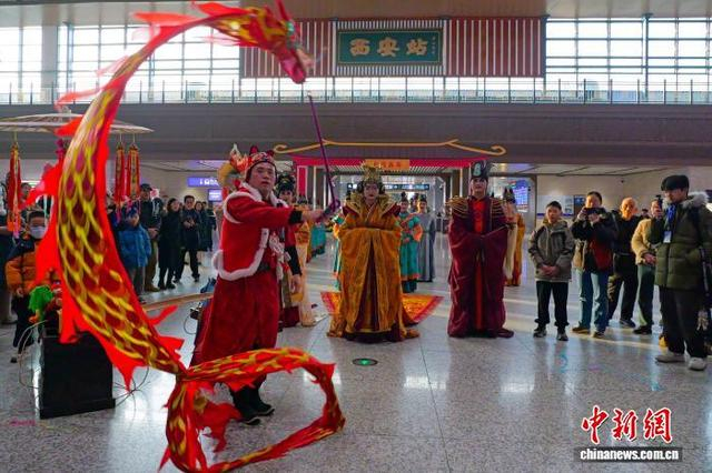 图为西安站文化活动轮番上演。 刘盼利 摄