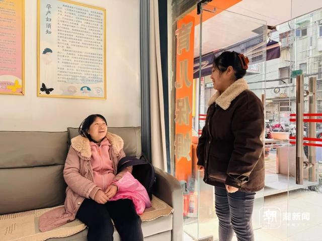 吴姐和周红正在店里聊天 王伊灵 摄