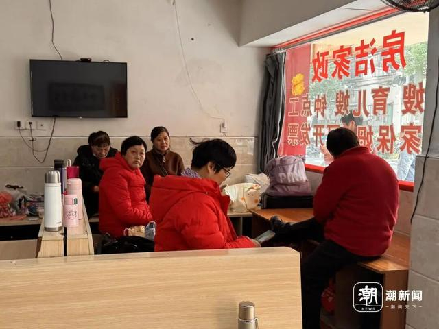 阿姨们在店内短暂休息。王伊灵 摄