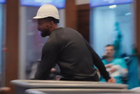 这什么造型！黄蜂主帅查尔斯·李戴建筑工人帽狂奔庆祝七连胜