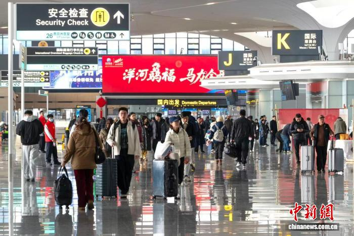 杭州机场迎来返乡客流。　浙江省机场集团 供图