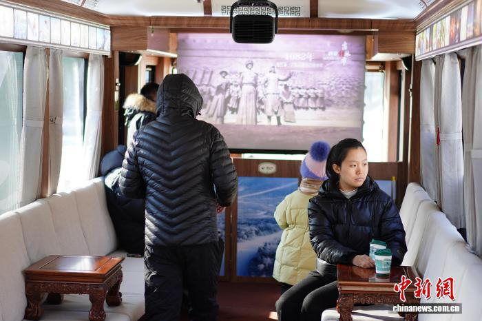  “氢凇号”氢能源观光列车内部。　石洪宇 摄