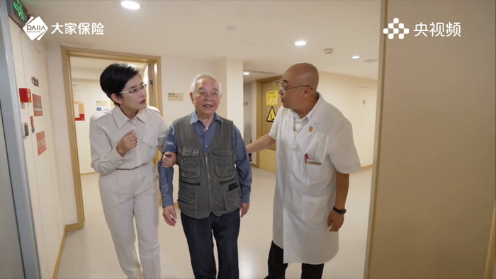 图为卓宝熙在大家的家·北京朝阳城心社区日常体检