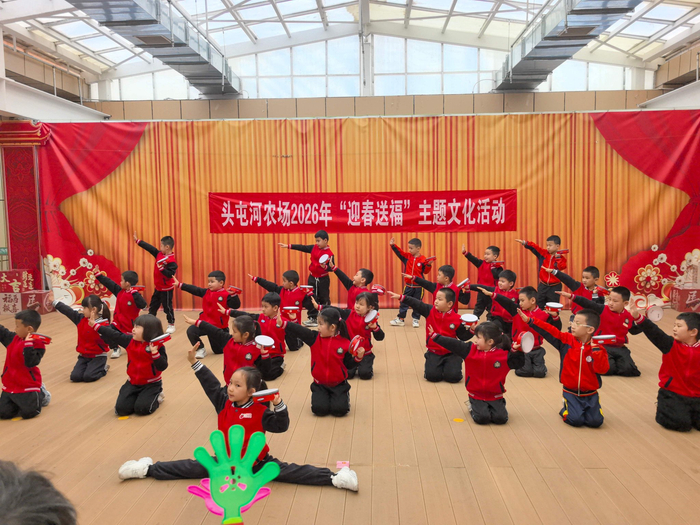 小朋友们献上精彩的舞蹈。