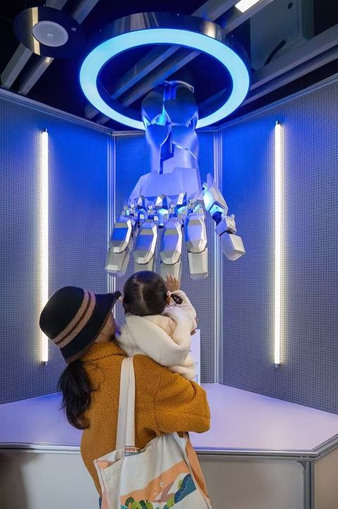   图为游客在智元具身智能体验中心游玩体验。受访者供图