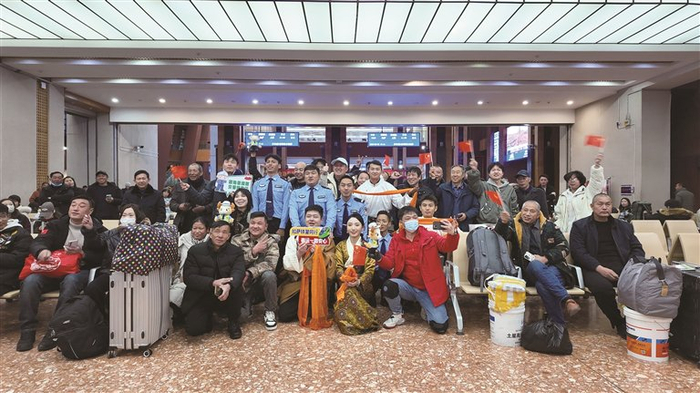 春运首日，拉萨火车站举办各类活动欢送旅客温暖回家。记者 余书冉 摄
