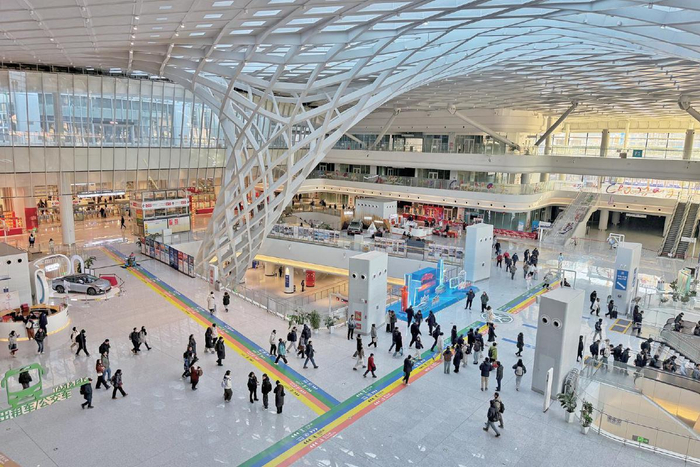 2月2日，北京朝阳站交通枢纽，旅客出站后准备乘坐地铁3号线。 新京报记者 王贵彬 摄