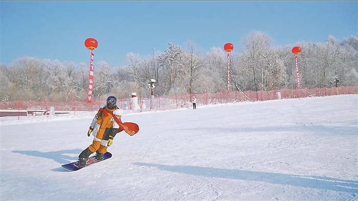     游客在滑雪。本报记者 唐海兵摄