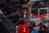 举火烧天！伦纳德弧顶遭遇夹击直接冲筐单臂砸扣博纳