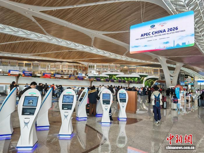 2026年春运启幕，民航部门加大服务保障力度。图为白云机场航站楼内的自助值机设备。中新网记者 郭军 摄