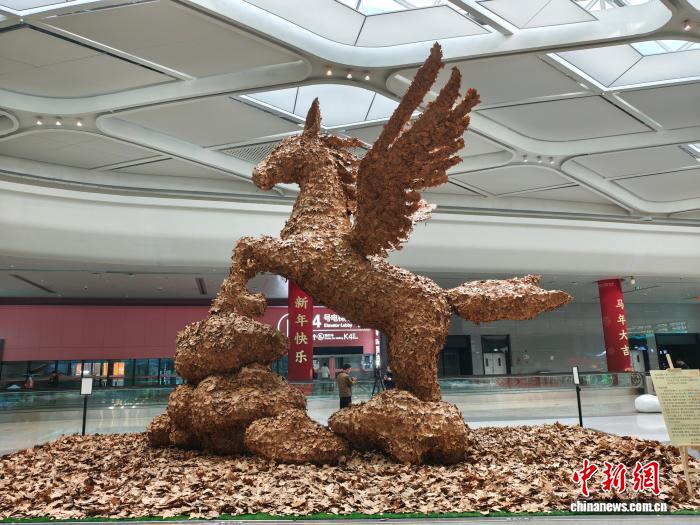 在杭州机场交通中心，由梧桐叶搭成的“翼马·云归”新年装置吸引了不少旅客驻足打卡。　浙江省机场集团 供图
