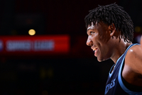 势大力沉！GG·杰克逊中路顺下接球 腾空暴起双手炸扣