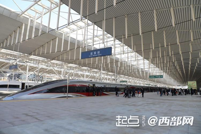 停靠在延安站的高铁