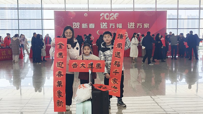 ▲在南昌西站，旅客们精心挑选喜爱的春联，把祝福带回家。 曹凡圣 图